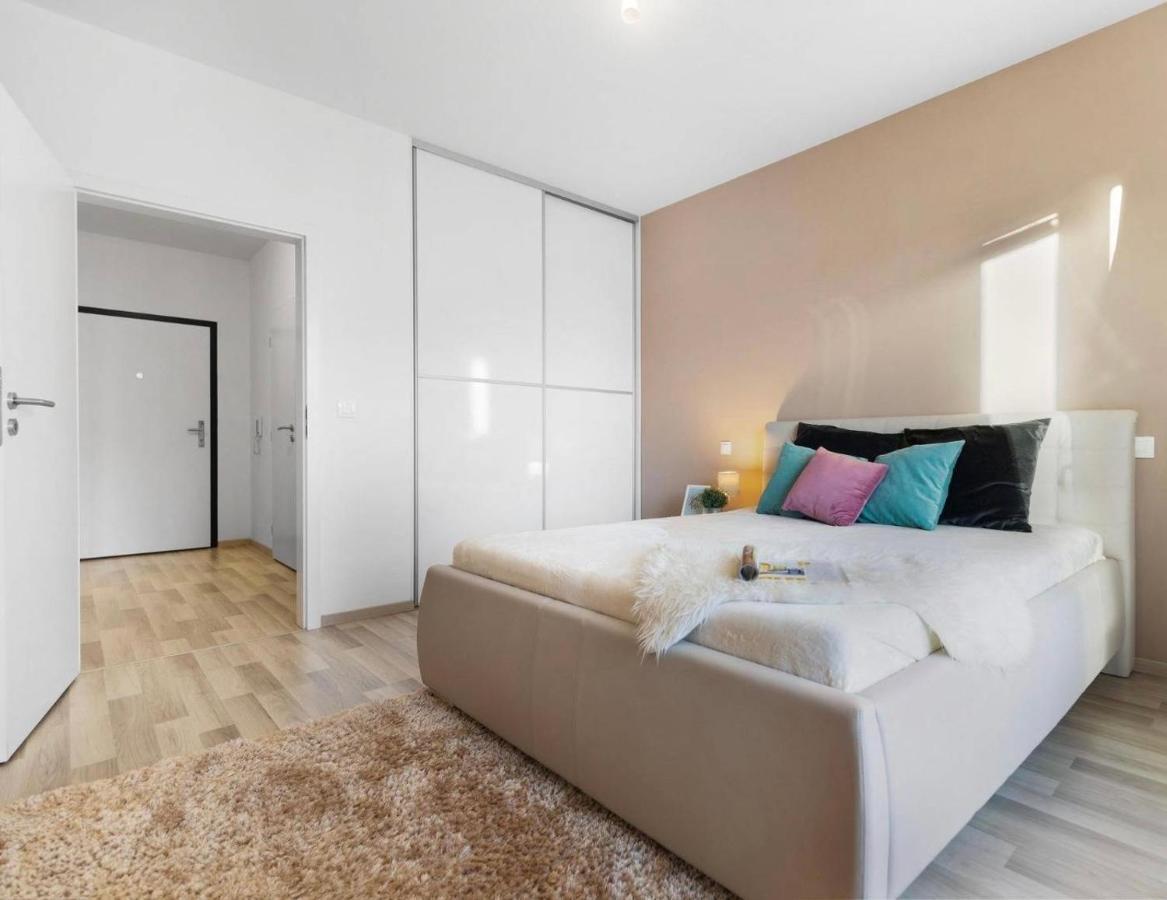 Sunflower - Modern Large Charming Apartment With Balcony Bratislava Dış mekan fotoğraf